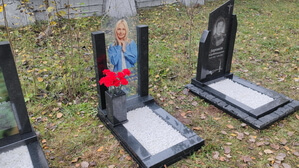 Стеклянный памятник вертикальный с прозрачным фоном и гранитнвой вазой с цветами