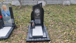 Стеклянный вертикальный памятник с гранитной лампадой, вид спереди