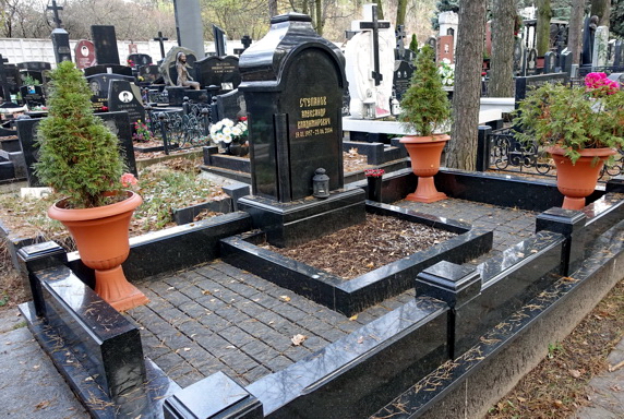 Массивный памятник из чёрного гранита на одного покойного