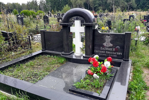 Мемориальный комплекс с белым крестом